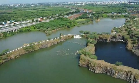 கல்குவாரிகள் தண்ணீரால் நிரம்பி இருப்பதை காணலாம்
