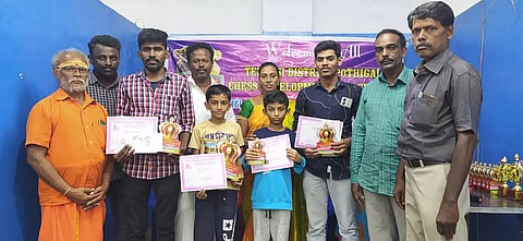பொதிகை சதுரங்க சாம்பியன்ஷிப் போட்டியில் வெற்றி பெற்றவர்களை படத்தில் காணலாம்.
