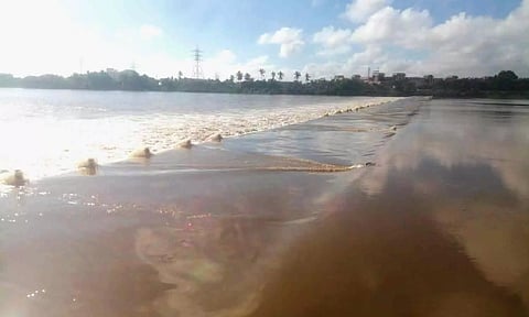 தென்பெண்ணை ஆற்றில் மீண்டும் வெள்ளப்பெருக்கு ஏற்பட்டதால் கொமந்தான்மேடு அணை நிரம்பி வழியும் காட்சியை படத்தில் காணலாம்.