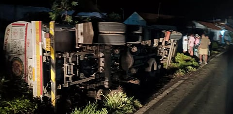டேங்கர் லாரி கவிழ்ந்து விபத்து