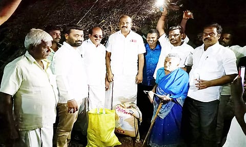 மழையால் வீடு இழந்த மூதாட்டிக்கு ஒ.ஜோதி எம்எல்ஏ நிவாரணம் வழங்கிய போது எடுத்த படம்.