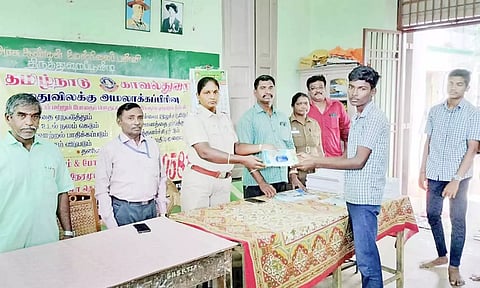 வெற்றி பெற்ற மாணவர்களுக்கு பரிசுகள் வழங்கப்பட்டது.