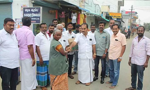மங்கலம் ஊராட்சி மன்றத்தலைவர் எஸ்.எம்.பி.மூர்த்தி பொதுமக்களுக்கு இனிப்பு வழங்கிய காட்சி. 