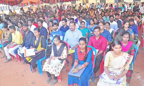 நாகர்கோவிலில் ரேசன் கடை ஊழியர் பணிக்கு நேர்காணலுக்கு வந்த பட்டதாரிகள் - பெண்களும் குவிந்தனர்