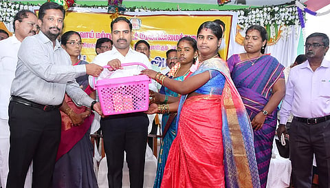 மக்கள் தொடர்பு முகாமில் கர்ப்பிணி பெண்களுக்கு ஊட்டச்சத்து பெட்டகங்களை கலெக்டர் மதுசூதன் ரெட்டி வழங்கினார்.