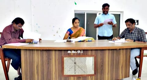 கடலாடி யூனியன் கவுன்சில் கூட்டம் தலைவர் முத்துலட்சுமி முனியசாமி பாண்டியன் தலைமையில் நடந்தது.