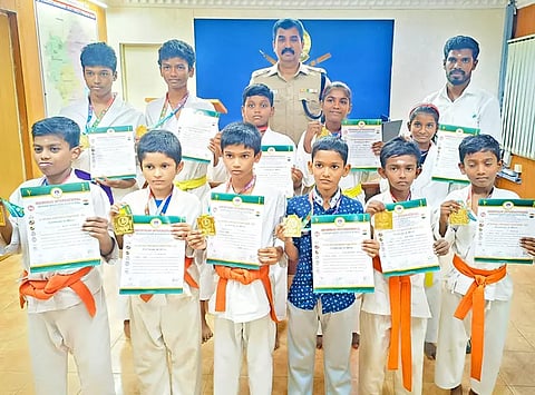 வெற்றி பெற்ற மாணவர்களுடன் தூத்துக்குடி மாவட்ட போலீஸ் சூப்பிரண்டு பாலாஜி சரவணன்.