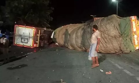 தொப்பூர் கணவாயில் நள்ளிரவு அடுத்தடுத்து விபத்து: 3 வாகனங்கள் மீது மோதி லாரி கவிழ்ந்தது