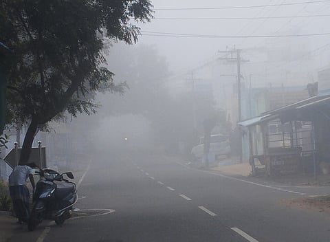 கோபிசெட்டிபாளையம் பகுதியில் இன்று காலை கடும் பனிப்பொழிவு