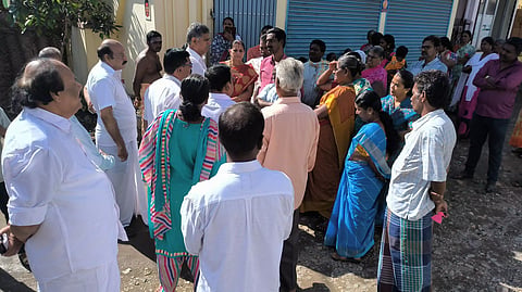 மேட்டுப்பாளையத்தில் ஊராட்சி தலைவரை முற்றுகையிட்ட பொதுமக்கள்
