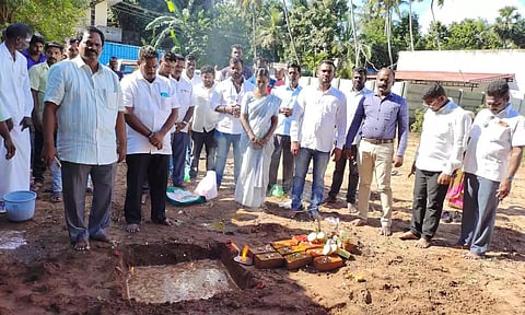 சின்னகோட்டகுப்பம் 14-வது வார்டில் சிறுவர் பூங்கா அமைப்பதற்கான பணியினை நகர மன்ற தலைவர் எஸ்.எஸ். ஜெயமூர்த்தி தொடங்கி வைத்த காட்சி.