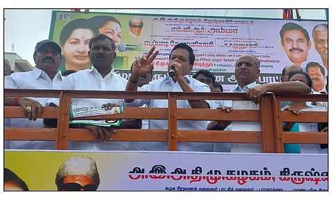 கிருஷ்ணகிரி பஸ் நிறுத்தம் அருகில் கிழக்கு மாவட்ட செயலாளர் அசோக்குமார் எம்.எல்.ஏ. ஆர்ப்பாட்டத்தை தொடங்கி வைத்து பேசிய காட்சி.