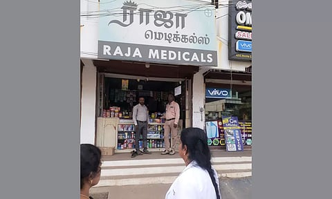 திருப்பூர் வீரபாண்டி பகுதியில் உள்ள மருந்துக்கடையில் சுகாதாரத்துறை அதிகாரிகள் சோதனை நடத்திய காட்சி.