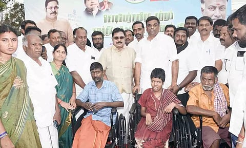 மாற்றுத்திறனாளிகளுக்கு சக்கர நாற்காலி
