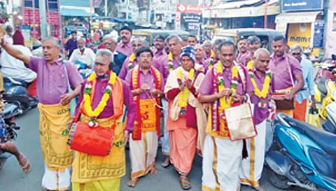 சேலம் கன்னிகாபரமேஸ்வரி கோவிலில் இருந்து பஜனை பாடி ஊர்வலமாக சென்ற பக்தர்கள்.