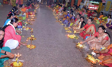 திண்டுக்கல் மாரியம்மன் கோவிலில் நடைபெற்ற விளக்கு பூஜையில் கலந்து கொண்ட பெண்கள்.