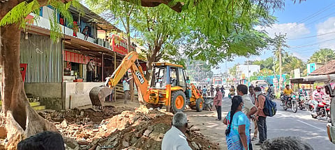 சாலையோர ஆக்கிரமிப்புகள் அகற்றும் பணி