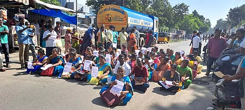 சாலை மறியலில் ஈடுபட்டவர்களை படத்தில் காணலாம்.