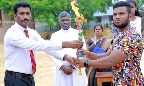  விழாவில் ஒலிம்பிக் தீபம் கொண்டு செல்லப்பட்ட காட்சி.