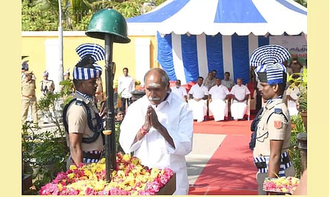 போர் வீரர்கள் நினைவுச் சின்னத்தில் முதல்-அமைச்சர் ரங்கசாமி மலர் அஞ்சலி செலுத்திய காட்சி.