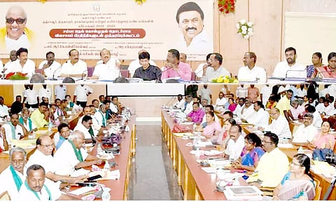 சம்பா நெல் கொள்முதல் தொடர்பான முத்தரப்பு கூட்டத்தில் அமைச்சர் எம்.ஆர்.கே. பன்னீர்செல்வம் பேசினார்.