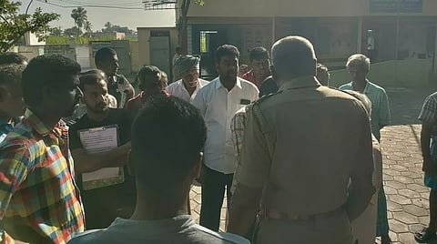 அடிப்படை வசதிகள் செய்து தர கோரி பெற்றோர் ஆசிரியர் சங்க நிர்வாகிகள் முற்றுகை