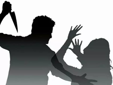 மனைவியை அரிவாளால் வெட்டிய கணவர்