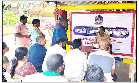 காவேரிப்பட்டணம் காவல் நிலையத்தில் சிறப்பு குறைதீர் முகாம் நடந்த போது எடுத்தபடம்.