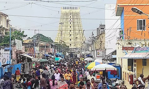 கோவிலின் முன்பு காணப்பட்ட பக்தர்கள் கூட்டம்.