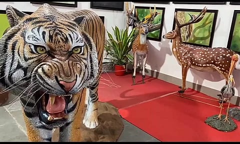 கைவினை கிராமத்தில் வைக்கப்பட்டுள்ள சிற்பங்கள்.