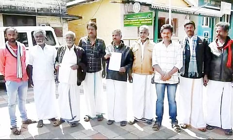 மாவட்ட வனஅலுவலகத்தில் புகார் அளிக்க வந்த விவசாயிகள்.