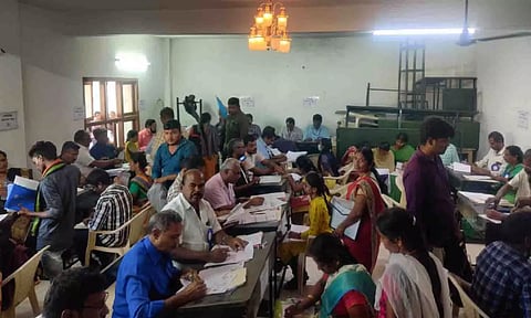 ரேசன் கடை பணியிடங்களுக்கான நேர்காணல் நடைபெற்ற காட்சி.