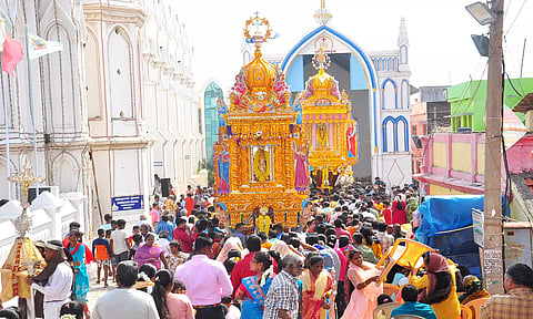 இன்று காலையில் நடந்த தங்க தேர் பவனியையும், அதில் பங்கேற்ற பக்தர்களையும் படத்தில் காணலாம்.