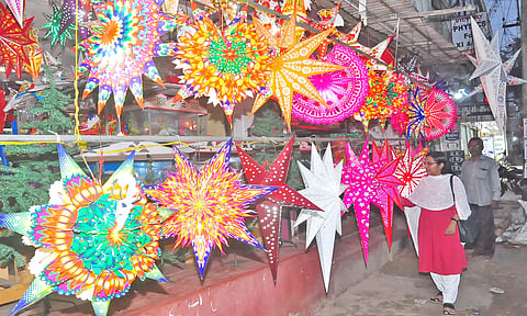 நாகர்கோவில் நகரில் விற்பனைக்கு வைக்கப்பட்டுள்ள ஸ்டார்களை படத்தில் காணலாம்.