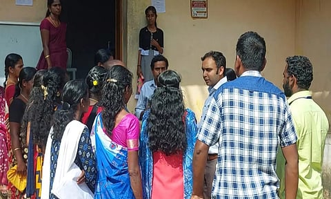 சப்-கலெக்டர் பொதுமக்களிடம் பேச்சுவார்த்தை நடத்திய காட்சி.