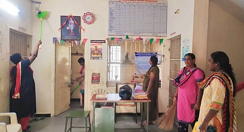 காவல் நிலையத்தில் தூய்மை பணி