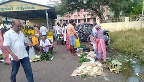 உழவர் சந்தை முன்பு ஆறாக ஓடும் சாக்கடை நீர்