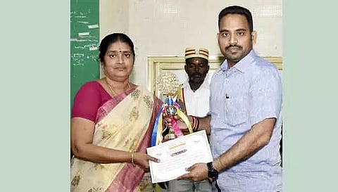சிறப்பாக பணியாற்றிய சாத்தூர் தாசில்தார் வெங்கடேசனுக்குரிய முதல் பரிசை கலெக்டர் மேகநாதரெட்டி வழங்கினார். அதை தனி வட்டாட்சியர் சீதாலட்சுமி பெற்றுக்கொண்டார்.