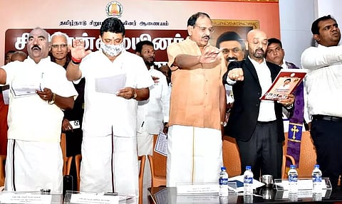 கருத்தரங்கில் அமைச்சர்கள் பழனிவேல் தியாகராஜன், மஸ்தான் மற்றும் பீட்டர் அல்போன்ஸ், கலெக்டர் அனீஷ்சேகர் ஆகியோர் உறுதிமொழி எடுத்து கொண்டனர்.