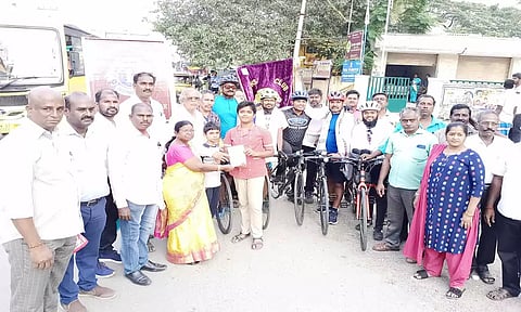குழந்தைகள் புற்றுநோய் குறித்து துண்டு பிரசுரங்களை பொதுமக்களுக்கு வழங்கிய போது எடுத்த படம்.