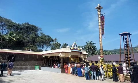 கோவிலில் திரண்டிருந்த பக்தர்களை படத்தில் காணலாம்.