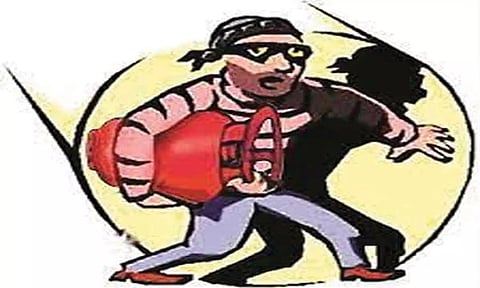 காய்கறி வியாபாரி வீட்டில் 2 கியாஸ் சிலிண்டர் திருட்டு