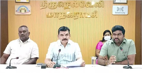 ேமயர் சரவணன் தலைமையில் கூட்டம் நடந்த போது எடுத்த படம். அருகில் மாநகராட்சி கமிஷனர் சிவகிருஷ்ண மூர்த்தி.