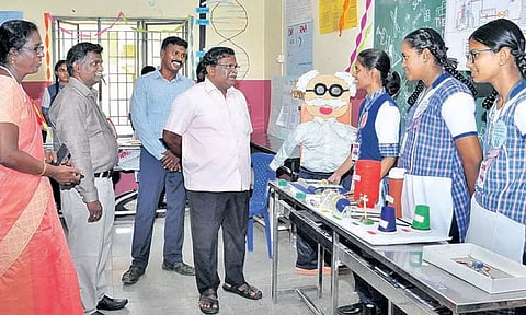 பள்ளியில் அறிவியல் கண்காட்சி நடந்தது.