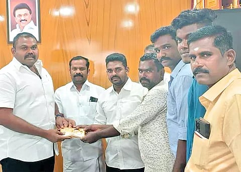 தென்காசி வடக்கு மாவட்ட தி.மு.க. செயலாளர் ராஜா எம்.எல்.ஏ. நிதி உதவி வழங்கிய காட்சி.