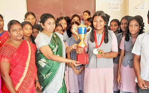 மாணவி பரிசு கோப்பையுடன் உற்சாகமாக போஸ் கொடுத்த காட்சி