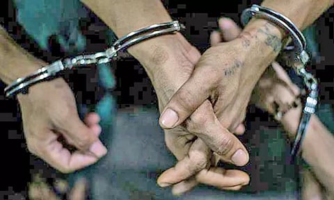 தஞ்சையில், அரசு பஸ் கண்ணாடியை உடைத்த வாலிபர் கைது