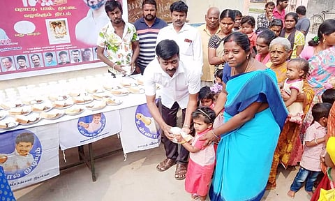 காட்பாடியில் விஜய் மக்கள் இயக்கம் சார்பில் பால், ரொட்டி விநியோகம்