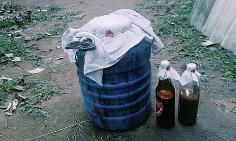 கூடலூர் அருகே 25 லிட்டர் சாராய ஊறல் பறிமுதல்
