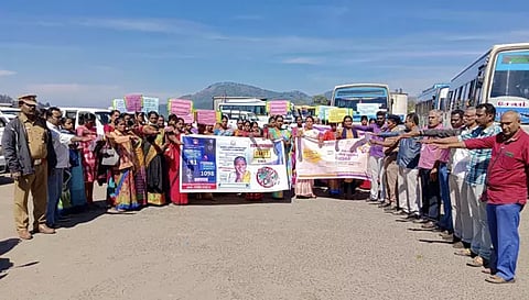 ஏற்காட்டில் நடைபெற்ற பேரணியில் கலந்து கொண்டவர்கள் உறுதிமொழி எடுத்துக் கொண்ட காட்சி.